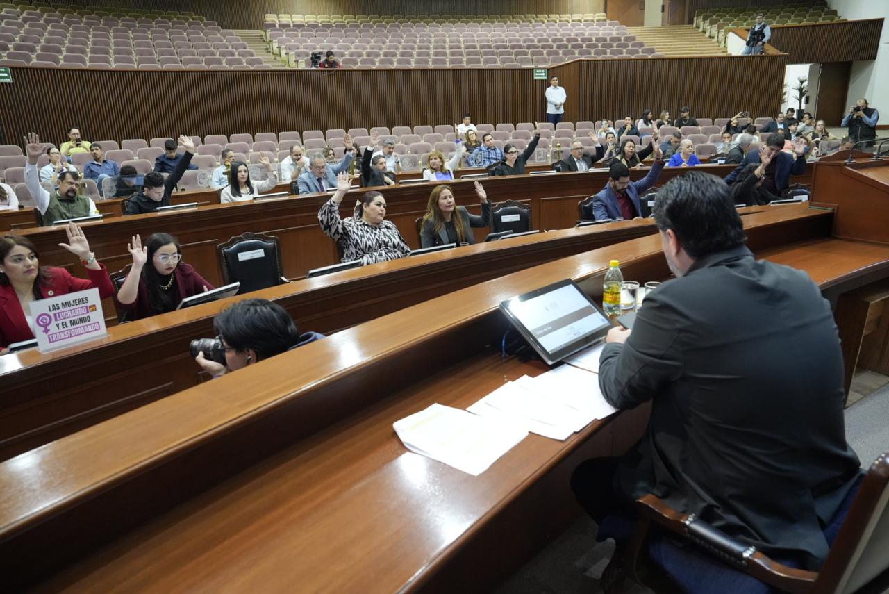 El Congreso del Estado dio primera lectura a dictamen que propone reformas, adiciones y derogaciones a la Constitución Política de Sinaloa en materia del Poder Judicial para armonizarla con la correspondiente reforma al Poder Judicial federal, en las que se contempla la elección de jueces y magistrados, y que atiende los principios democráticos, de inclusión, pluralidad, competencias técnicas, funcionales y otros.