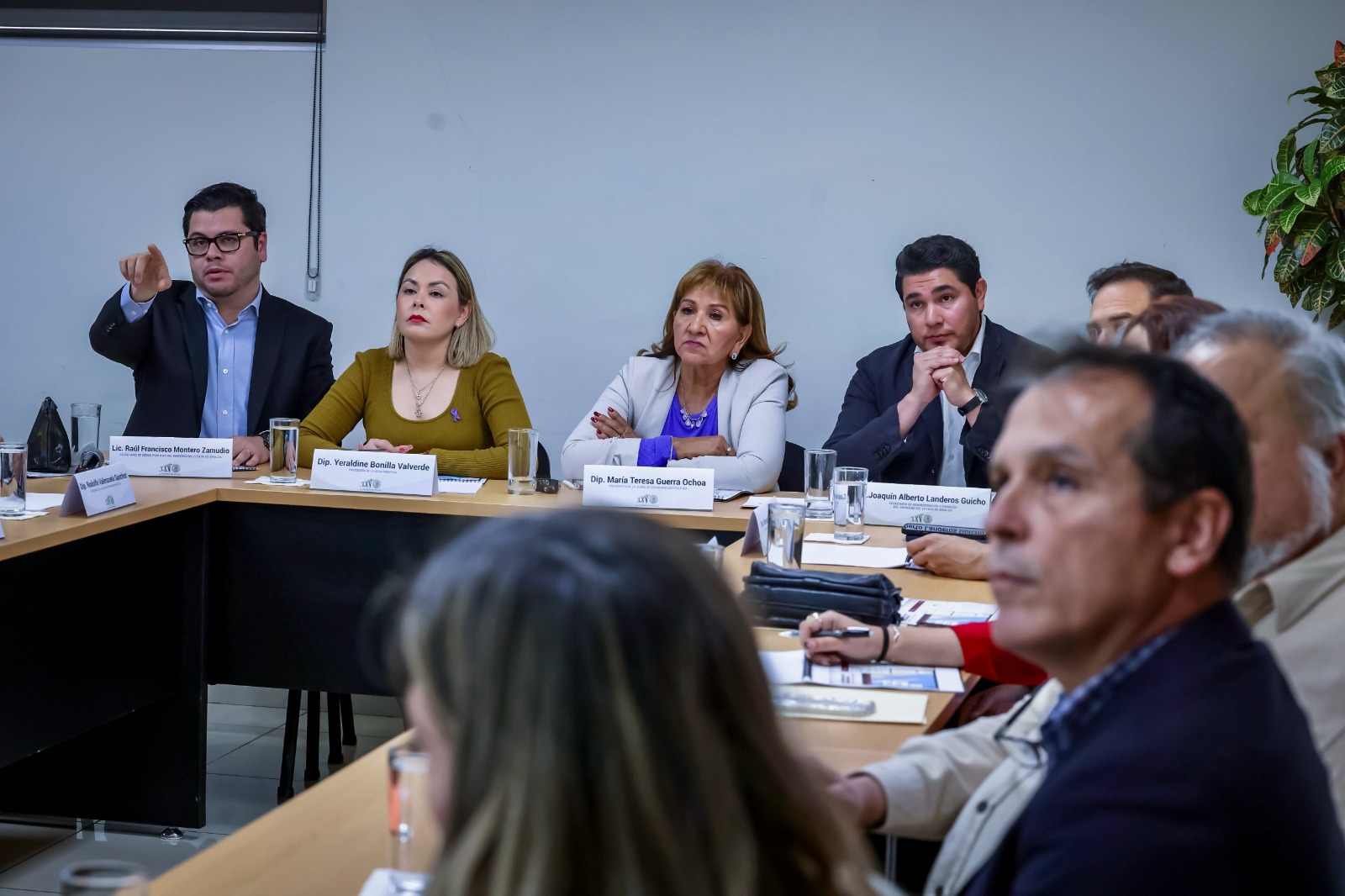 Los secretarios de Finanzas y Obras, se reúnen con legisladores donde anuncian que ya cuentan con 1,626.9 mdp, ya aprobados por la banca, para el inicio de las obras licitadas.