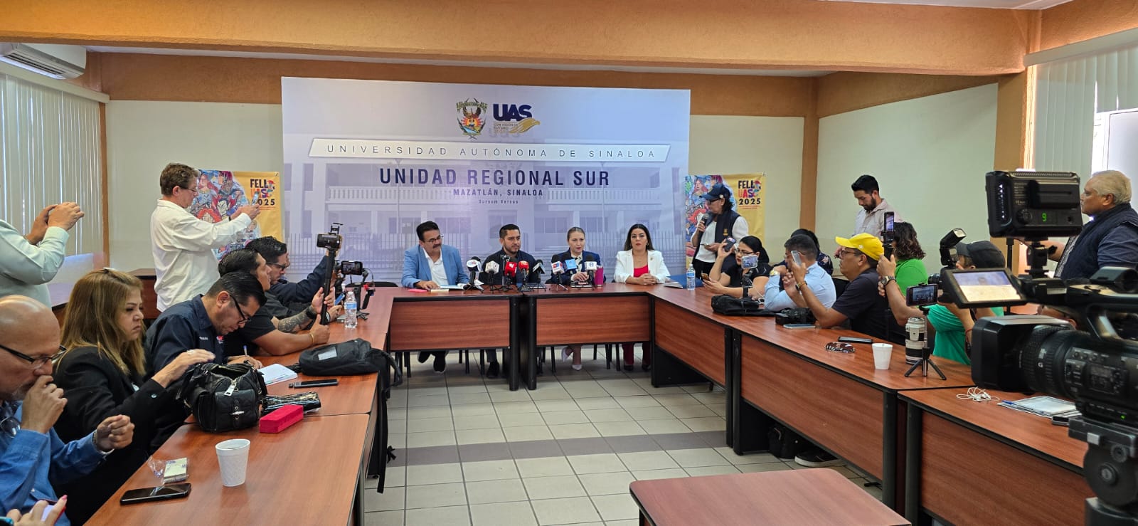 En rueda de prensa encabezada por el Dr. Manuel Iván Tostado Ramírez Vicerrector Universitario en la Unidad Regional Sur (URS), se dieron a conocer los pormenores por la realización de la Feria del Libro de la Universidad Autónoma de Sinaloa (FeliUAS), en su edición 2025.