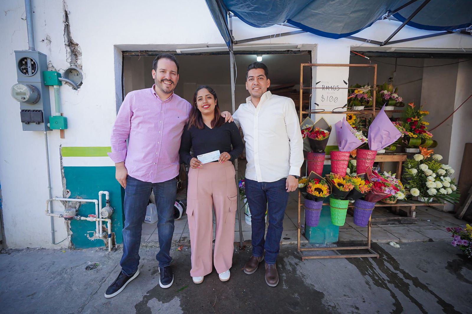 El gobernador Rubén Rocha Moya cumplió su compromiso con los comerciantes de Mazatlán al entregarles apoyos económicos como parte de la construcción del puente sobre el Libramiento Colosio.
* Esta medida busca respaldar a los negocios de la zona durante el desarrollo de la infraestructura y asegurar su continuidad operativa.