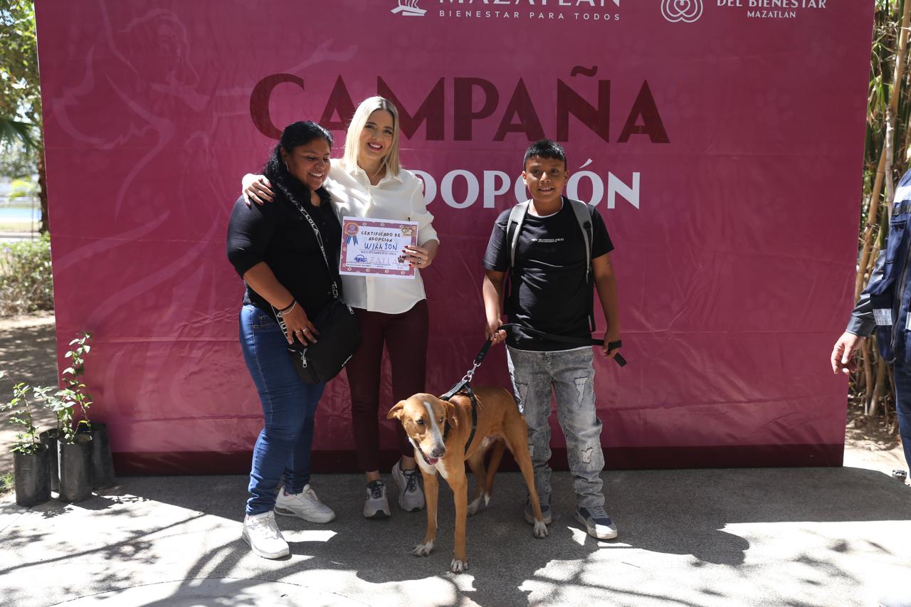 Durante la noble actividad en el Parque Central, la Presidenta Municipal, Estrella Palacios Domínguez, exhorta a los niños “Guardianes del Medio Ambiente” a cuidar su escuela y motivar a otros estudiantes a participar en estas acciones