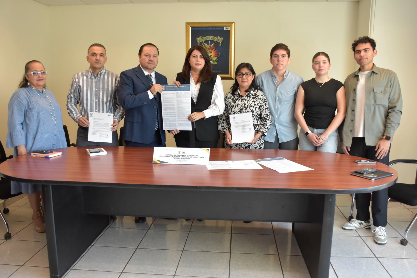 -	Por conducto de la Secretaria General, entrega el H. Consejo Universitario a la Comisión de Elecciones y Consultas de la UAS la Convocatoria para la elección de la persona Titular de la Rectoría periodo 2025-2029