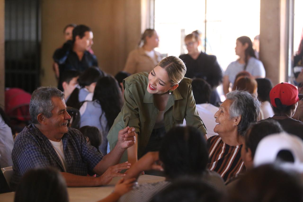 Los Centros Comunitarios del Bienestar atienden a cientos de niñas, niños, jóvenes y adultos de colonias populares, quienes reciben clases de regularización escolar, cursos de capacitación para el trabajo y artísticos y alimentación sin ningún costo