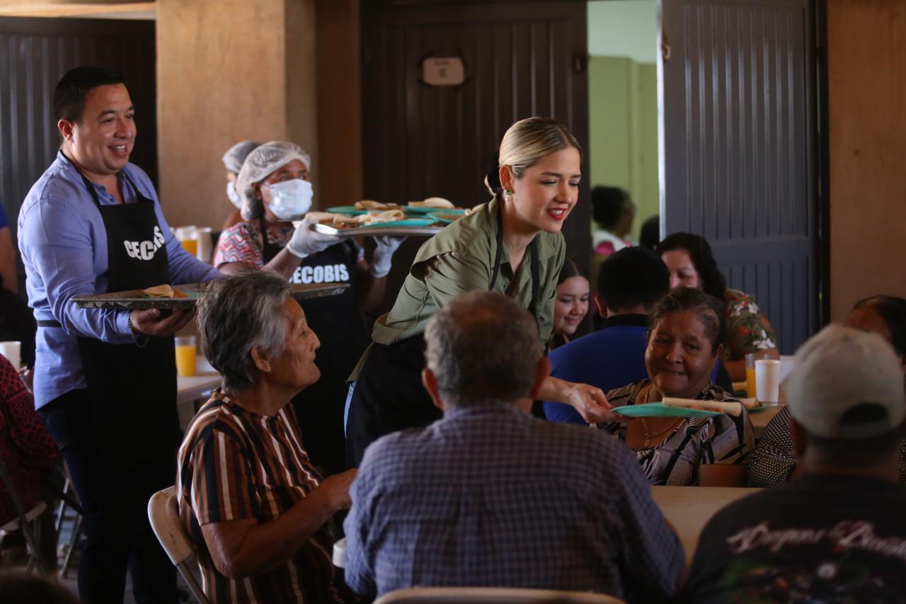 Los Centros Comunitarios del Bienestar atienden a cientos de niñas, niños, jóvenes y adultos de colonias populares, quienes reciben clases de regularización escolar, cursos de capacitación para el trabajo y artísticos y alimentación sin ningún costo