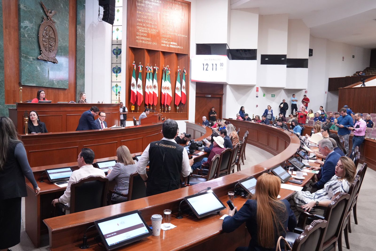 -	La Comisión de Protocolo y Régimen Orgánico Interior del Congreso del Estado determinó que continúe su proceso legislativo un paquete de 33 iniciativas de ley presentadas por distintos promoventes y que proponen reformas, adiciones y derogaciones de diversas leyes.