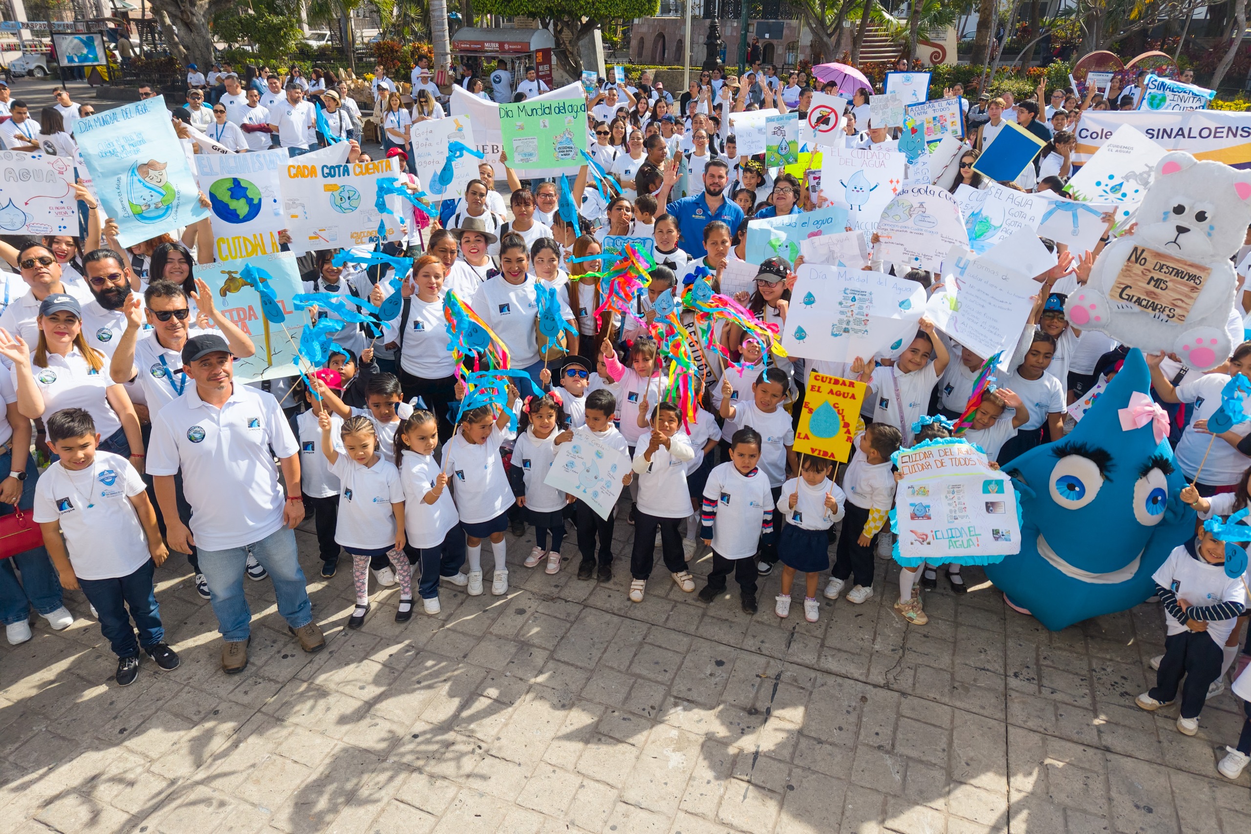 - Estudiantes de todos los niveles educativos y trabajadores de empresas participan en el Desfile del Agua 2025, organizado por JUMAPAM