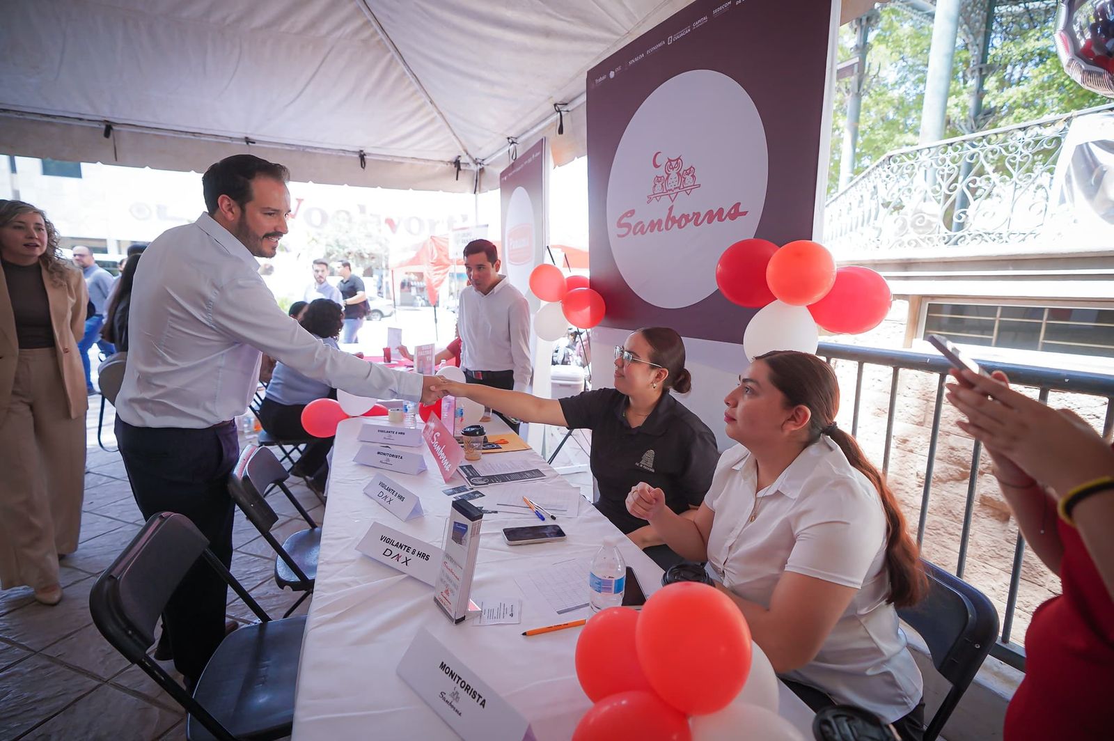 En una innovadora estrategia para acercar las oportunidades laborales a los rincones más alejados de Sinaloa, el secretario de Economía, Ricardo “Pity” Velarde, puso en marcha en Culiacán el "Camión del Empleo", una oficina móvil que llevará vacantes de trabajo directamente a las colonias y municipios.