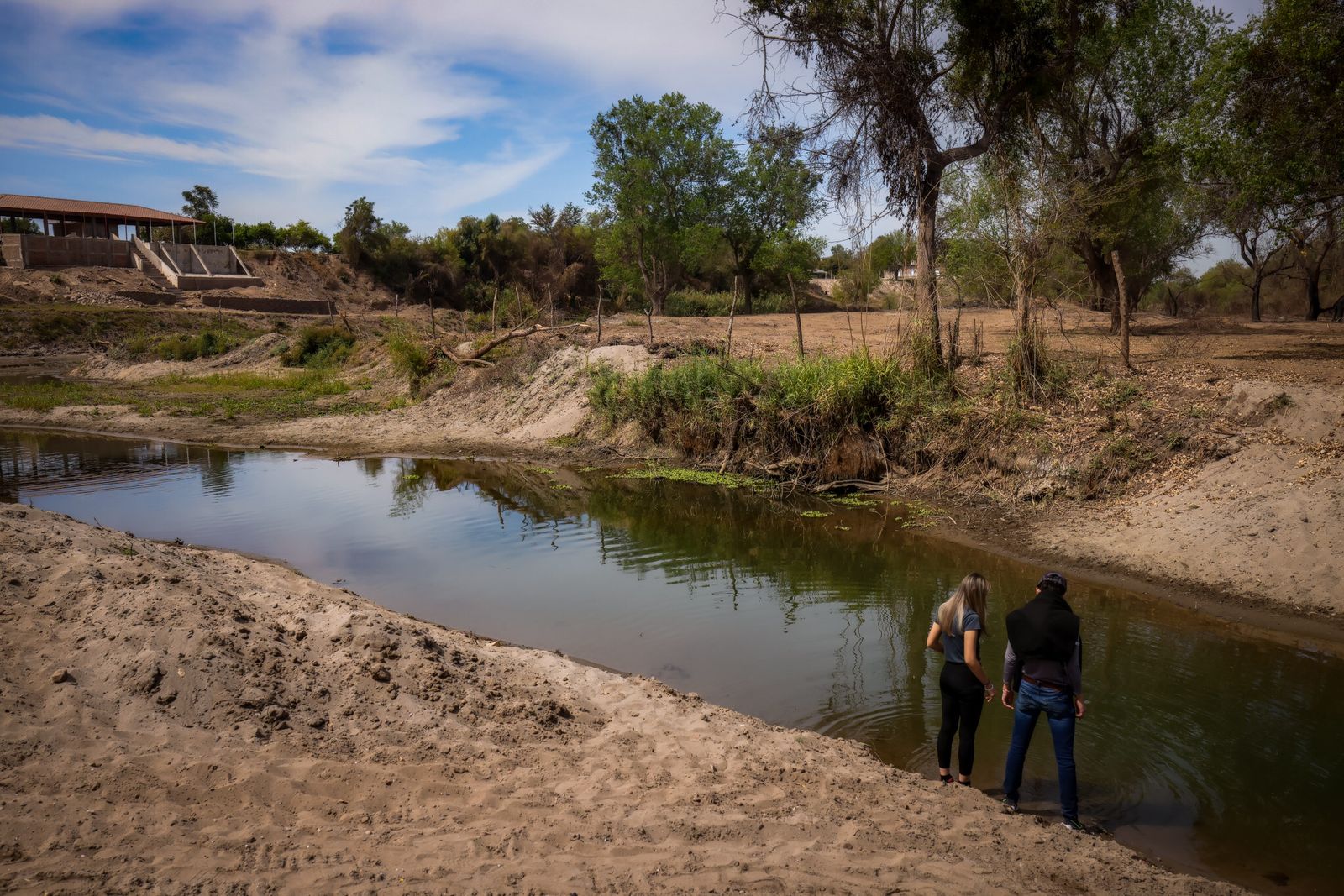 -	El mandatario sinaloense puso en marcha, con la participación de habitantes y representantes de organismos públicos, la primera de ocho jornadas de limpieza de ríos en Sinaloa