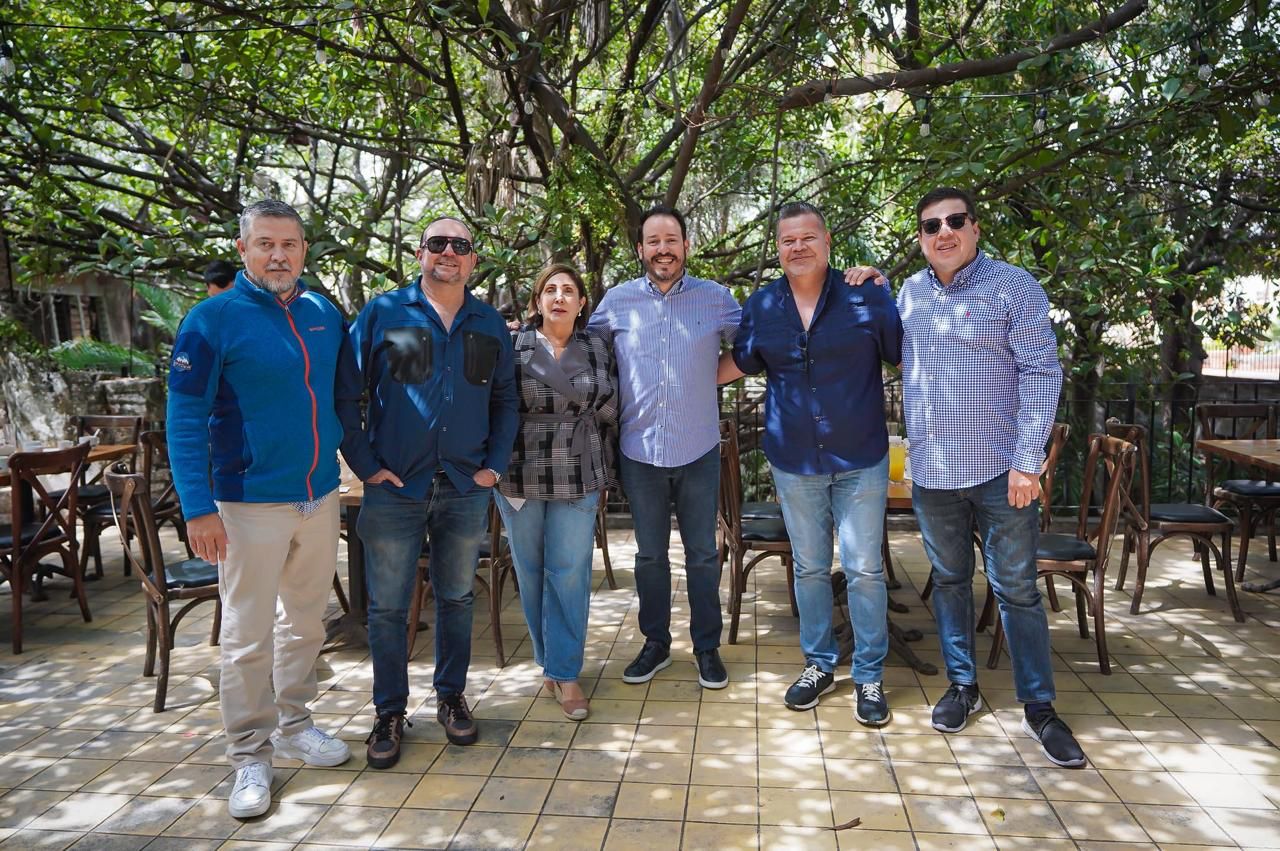 El secretario de Economía, Ricardo “Pity” Velarde, encabezó la entrega de más de 120 créditos a restauranteros y empresarios de Mazatlán, así como 400 apoyos directos a vendedores ambulantes y pequeños negocios.