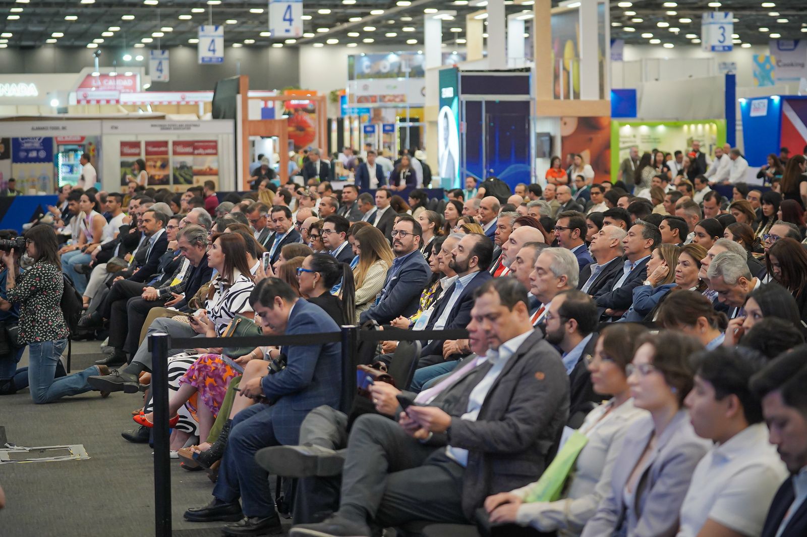 Empresas sinaloenses participan en Expo ANTAD 2025, el evento que reúne a más de 37,000 visitantes y 1,700 expositores de 67 países. En el stand de la Secretaría de Economía de Sinaloa, Chiltepín El Rey, Congeladora Daysa, Productos Guiber y Pura Pesca exhiben su oferta en busca de nuevas oportunidades comerciales.