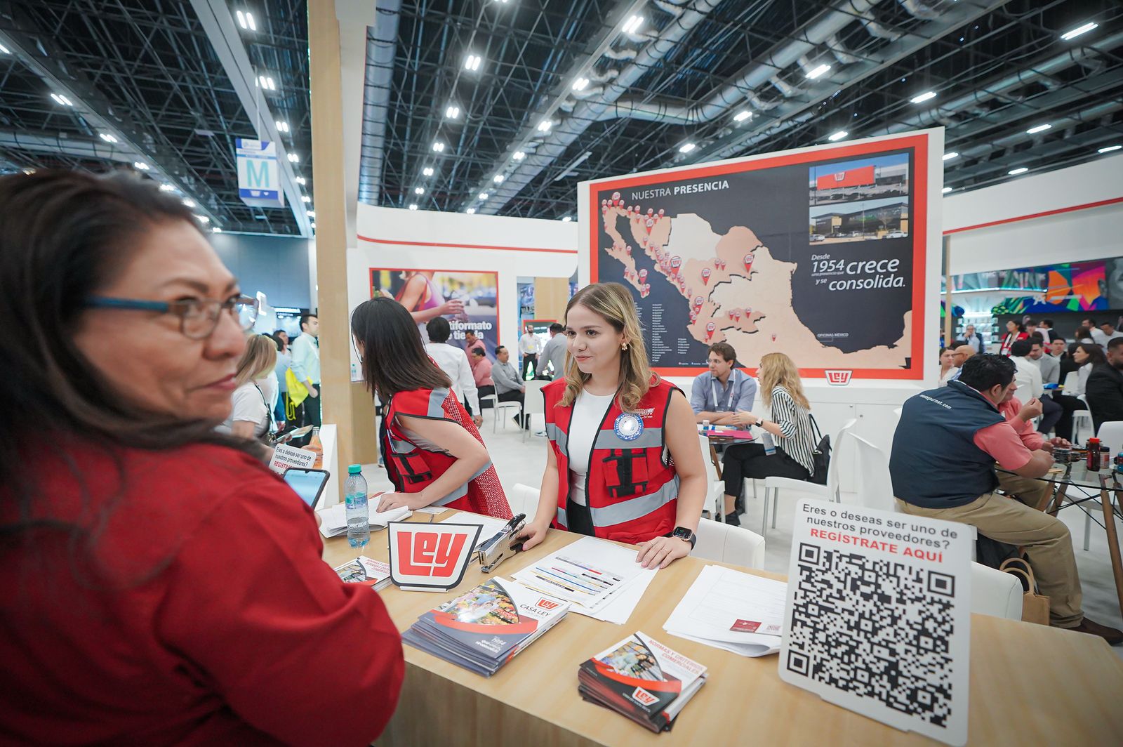 Empresas sinaloenses participan en Expo ANTAD 2025, el evento que reúne a más de 37,000 visitantes y 1,700 expositores de 67 países. En el stand de la Secretaría de Economía de Sinaloa, Chiltepín El Rey, Congeladora Daysa, Productos Guiber y Pura Pesca exhiben su oferta en busca de nuevas oportunidades comerciales.