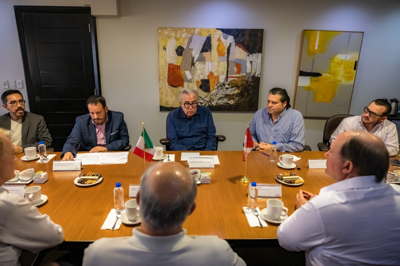 El mandatario estatal recibió este miércoles a un grupo de inversionistas canadienses de la empresa Oroco Resources, que han mostrado interés en invertir mil 488 millones de dólares en el proyecto minero de Santo Tomás en Choix