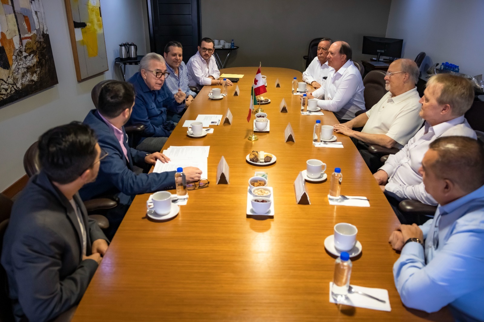 El mandatario estatal recibió este miércoles a un grupo de inversionistas canadienses de la empresa Oroco Resources, que han mostrado interés en invertir mil 488 millones de dólares en el proyecto minero de Santo Tomás en Choix