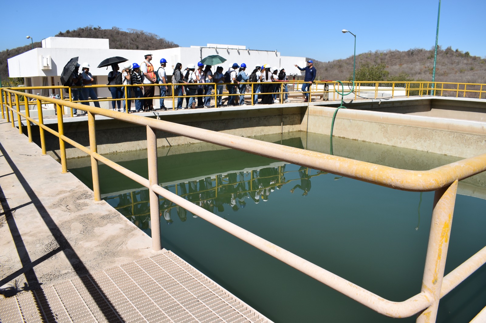 Con el objetivo de conocer el proceso de potabilización del agua y relacionarlo con la asignatura Fenómenos de Transporte, alumnos que cursan su formación profesional en Ingeniería en Biotecnología en la Universidad Politécnica de Sinaloa (UPSIN), visitaron la Planta Potabilizadora Miravalles