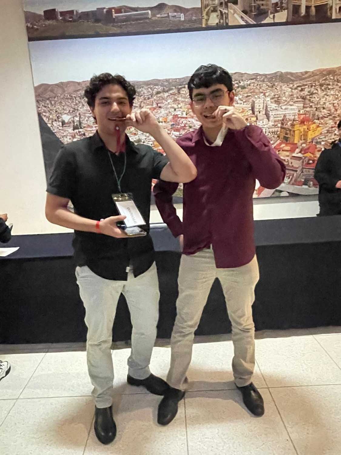 -	¡Semillero de talentos! Eric Alejandro y Luis Antonio, alumnos de bachillerato de la UAS, medallistas en la Olimpiada Nacional de Biología