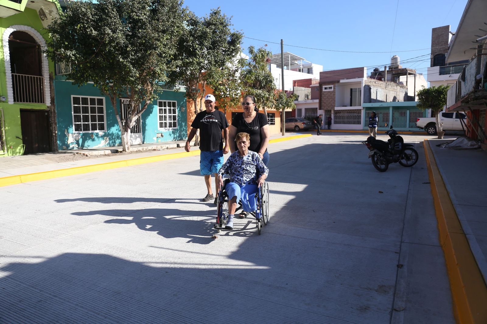 Una nueva calle pavimentada, que incluyó la rehabilitación del sistema de agua potable, estrenaron vecinos de la colonia Francisco Solís, luego de que la Presidenta Municipal, Estrella Palacios Domínguez, cortara el listón inaugural de la esperada obra.
