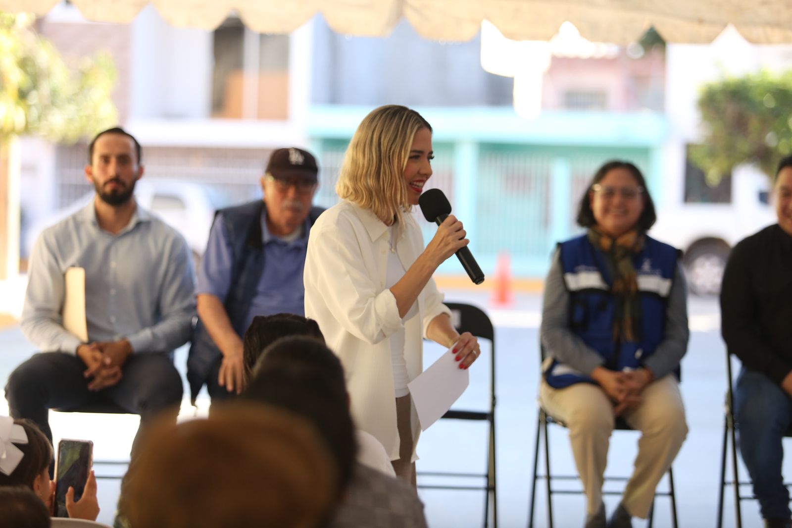 Una nueva calle pavimentada, que incluyó la rehabilitación del sistema de agua potable, estrenaron vecinos de la colonia Francisco Solís, luego de que la Presidenta Municipal, Estrella Palacios Domínguez, cortara el listón inaugural de la esperada obra.