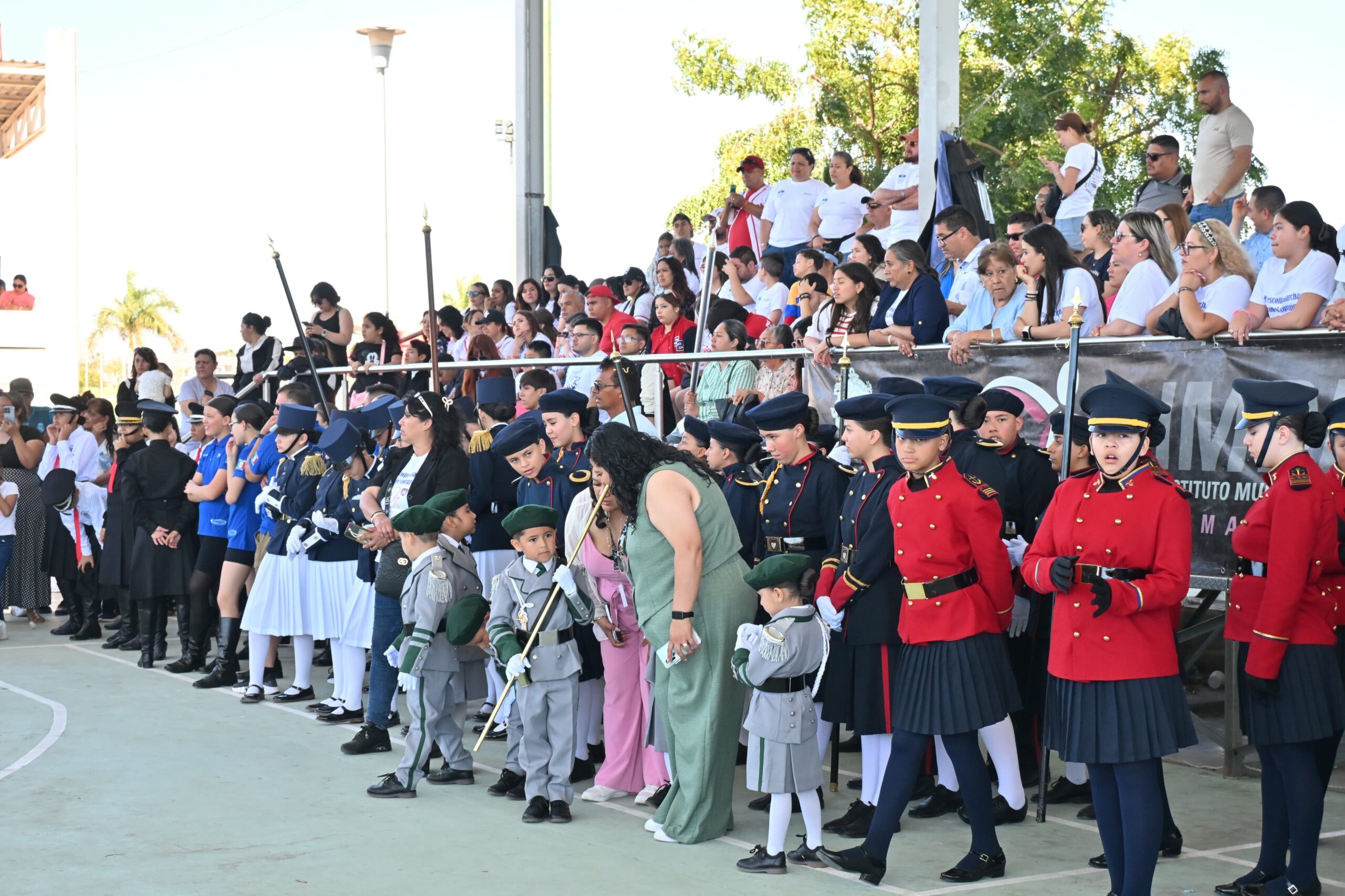 - El evento tuvo su decimotercera edición en la Unidad Deportiva Benito Juárez con la presencia de la Guardia Nacional, así como expertos en la cultura cívica, para evaluar la participación de los estudiantes de 43 planteles distintos. Este sábado toca a las bandas de guerra.