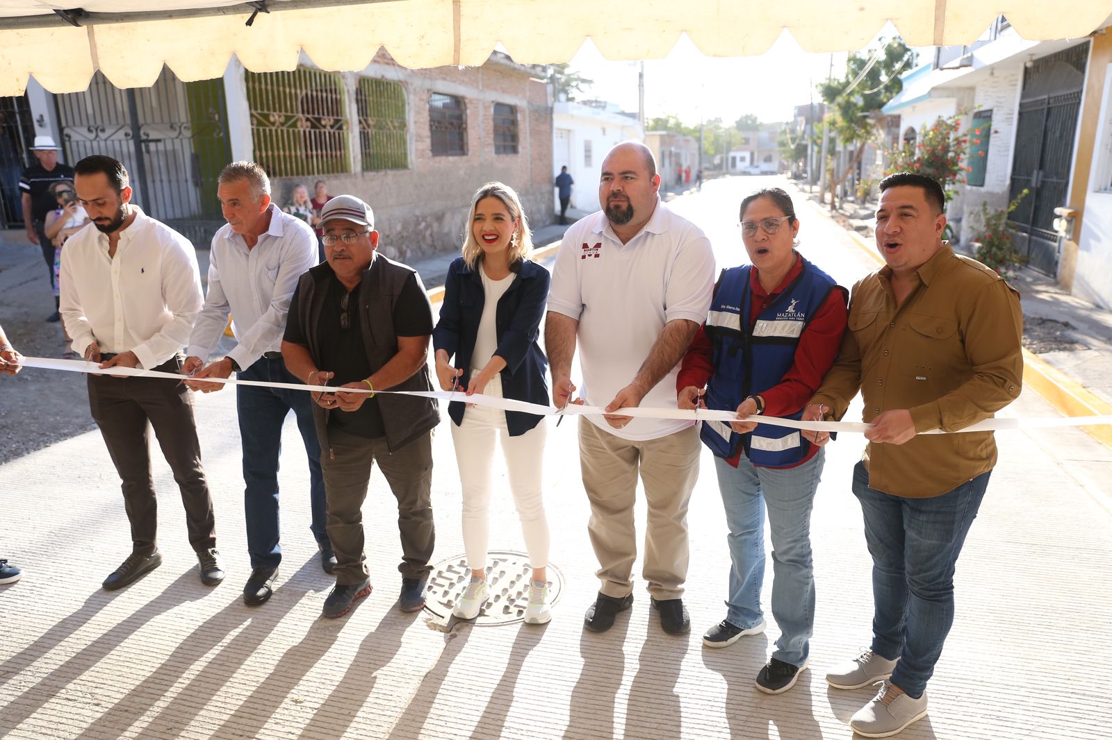 Durante la inauguración, la Presidenta Municipal anuncia a los vecinos obras para las calles Artículo 27 y Cooperativa 21 de Agosto, de ese mismo asentamiento