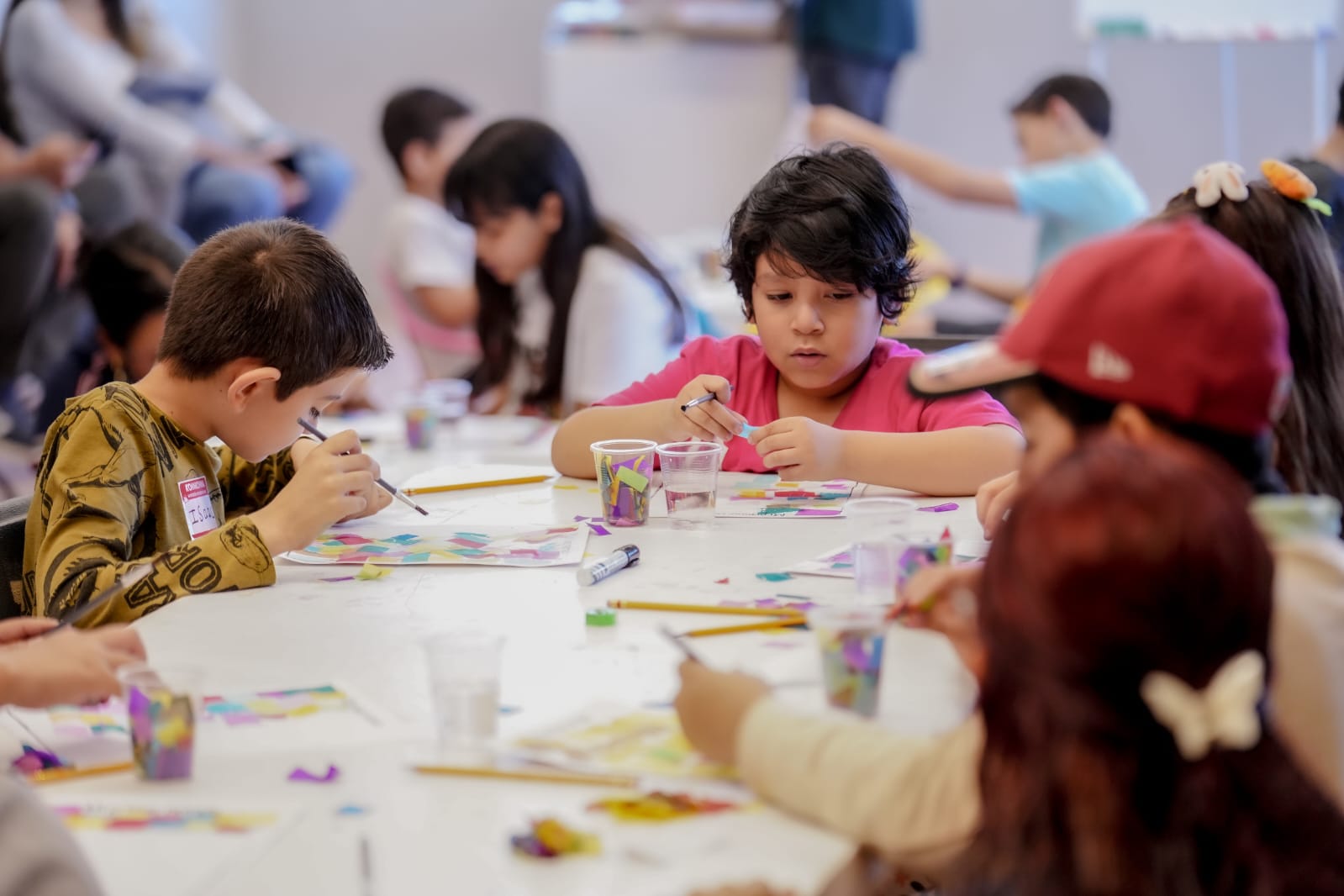 Una mañana llena de color y aprendizaje vivieron decenas de niños y niñas en el taller de dibujo infantil "Mi Primer Retrato", impartido por el reconocido artista David "Bam Bam" Pineda. La actividad, parte de la exitosa Temporada Primavera 2025 del Instituto Municipal de Cultura, Turismo y Arte de Mazatlán, se llevó a cabo en la Casa del Marino, marcando el cierre de la participación del artista en este festival.