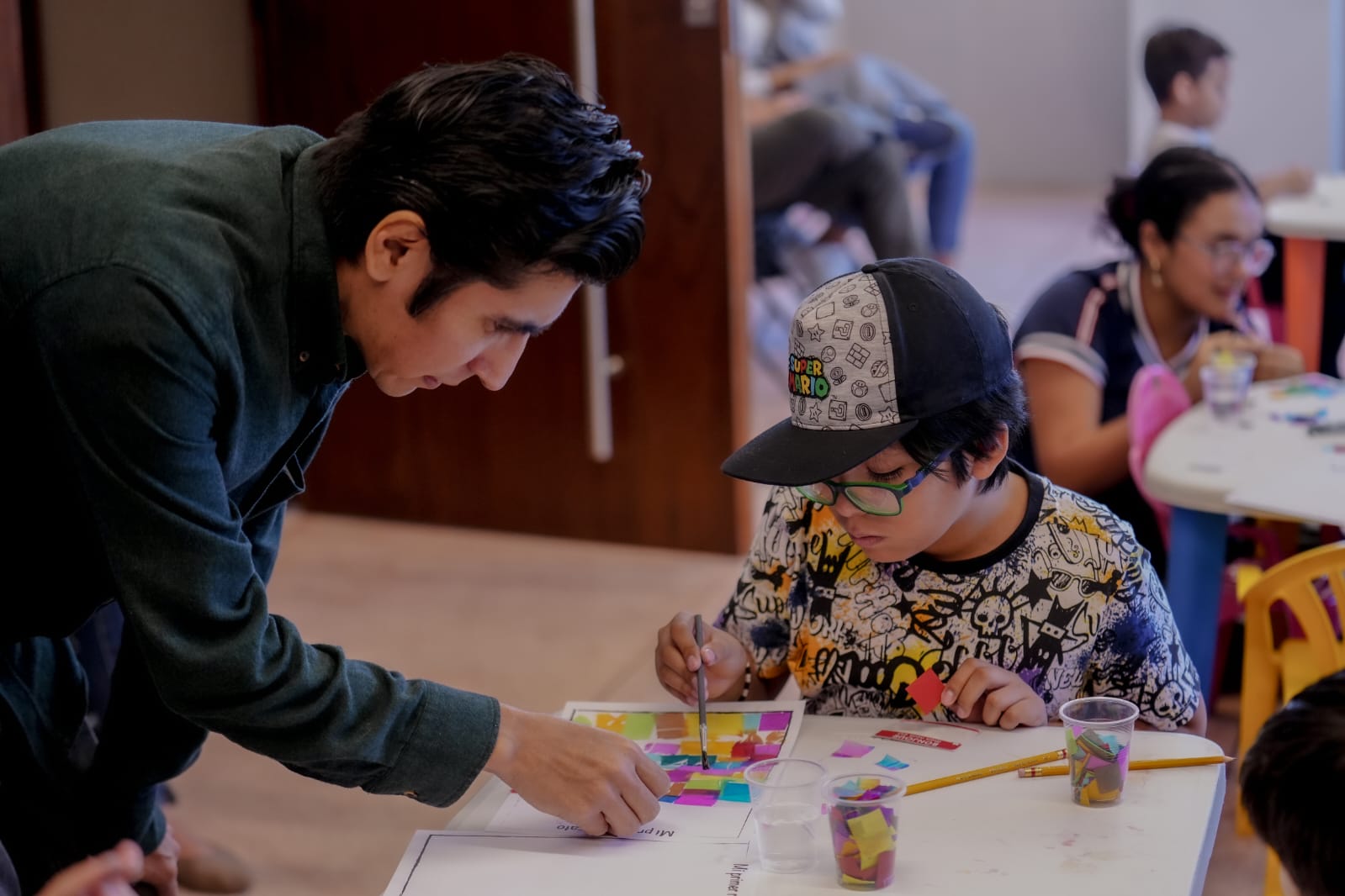 Una mañana llena de color y aprendizaje vivieron decenas de niños y niñas en el taller de dibujo infantil "Mi Primer Retrato", impartido por el reconocido artista David "Bam Bam" Pineda. La actividad, parte de la exitosa Temporada Primavera 2025 del Instituto Municipal de Cultura, Turismo y Arte de Mazatlán, se llevó a cabo en la Casa del Marino, marcando el cierre de la participación del artista en este festival.