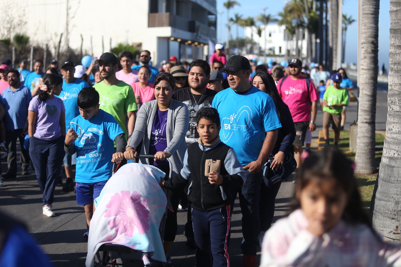 La Presidenta Municipal, Estrella Palacios Domínguez, y la Presidenta de Sistema DIF Sinaloa, Eneyda Rocha Ruiz, encabezan el noble evento, donde decenas de niñas, niños, jóvenes y adultos se suman a la concienciación sobre el autismo