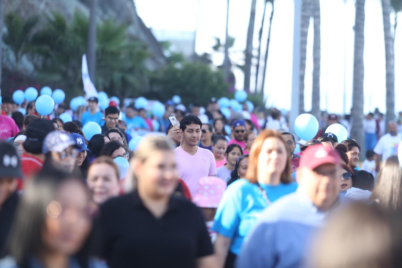 La Presidenta Municipal, Estrella Palacios Domínguez, y la Presidenta de Sistema DIF Sinaloa, Eneyda Rocha Ruiz, encabezan el noble evento, donde decenas de niñas, niños, jóvenes y adultos se suman a la concienciación sobre el autismo