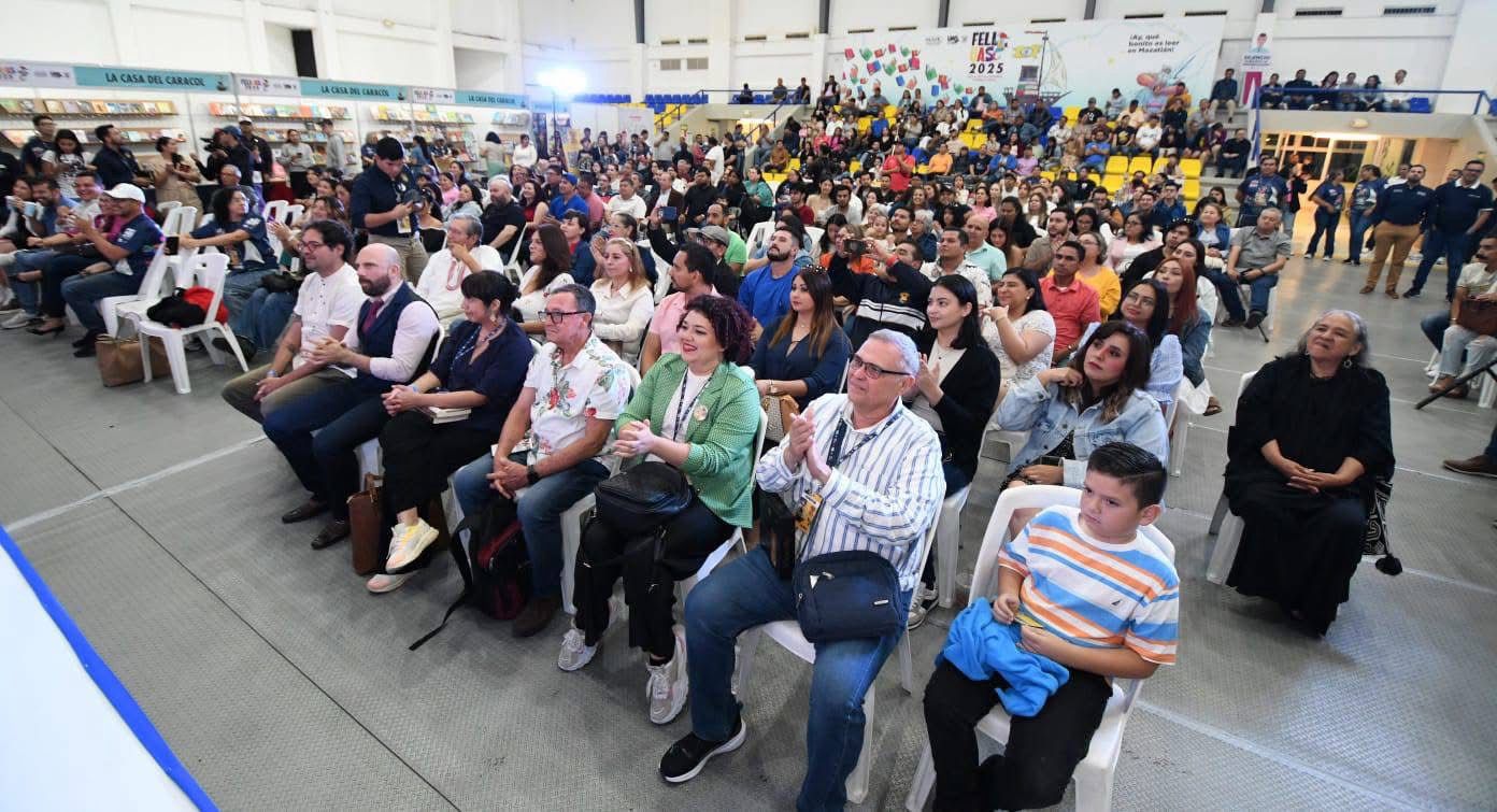 Como evento final de la jornada de actividades realizadas en la Feria del Libro de la Universidad Autónoma de Sinaloa (FELIUAS) 2025, se disertó la conferencia denominada “El libro de cabecera”.