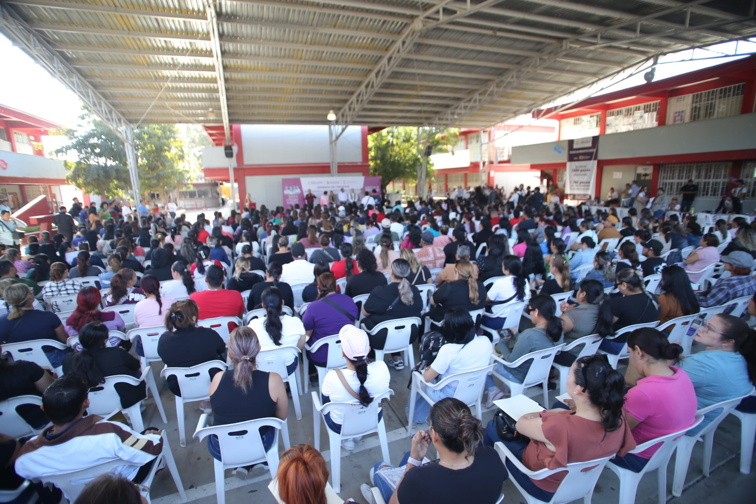 Con apoyos de programas sociales, que ofrece el gobierno a niños y jóvenes, se brindan mejores oportunidades a estudiantes de Mazatlán, enfatizó la Presidenta Municipal, Estrella Palacios Domínguez, en la última entrega de tarjetas de la Beca Universal de Educación Básica " Rita Cetina", realizada en la Escuela Secundaria Técnica Industrial número 77, en la colonia Jaripillo.