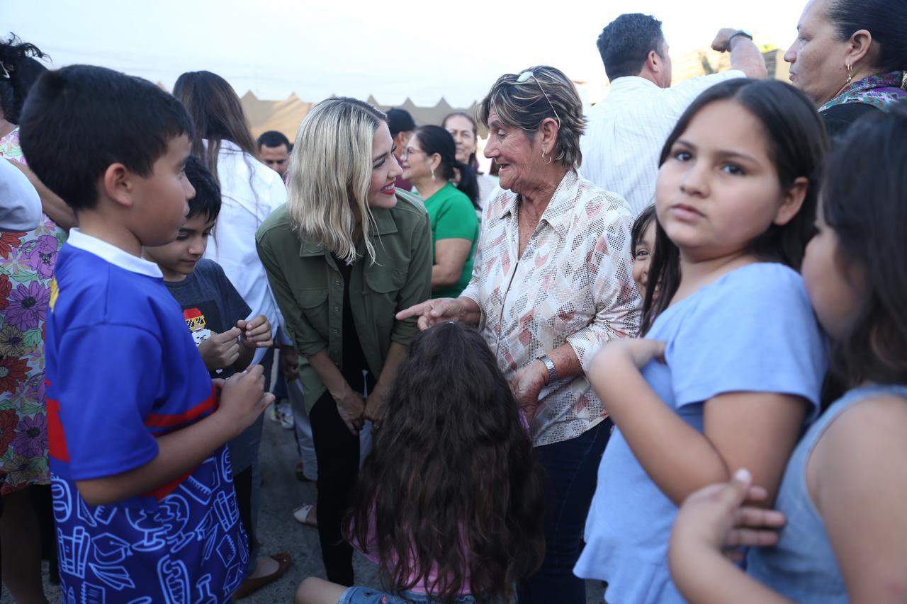 La Presidenta Municipal, Estrella Palacios Domínguez, da inicio a la esperada obra por los vecinos, la cual dará solución a un problema de red colapsada por su antigüedad