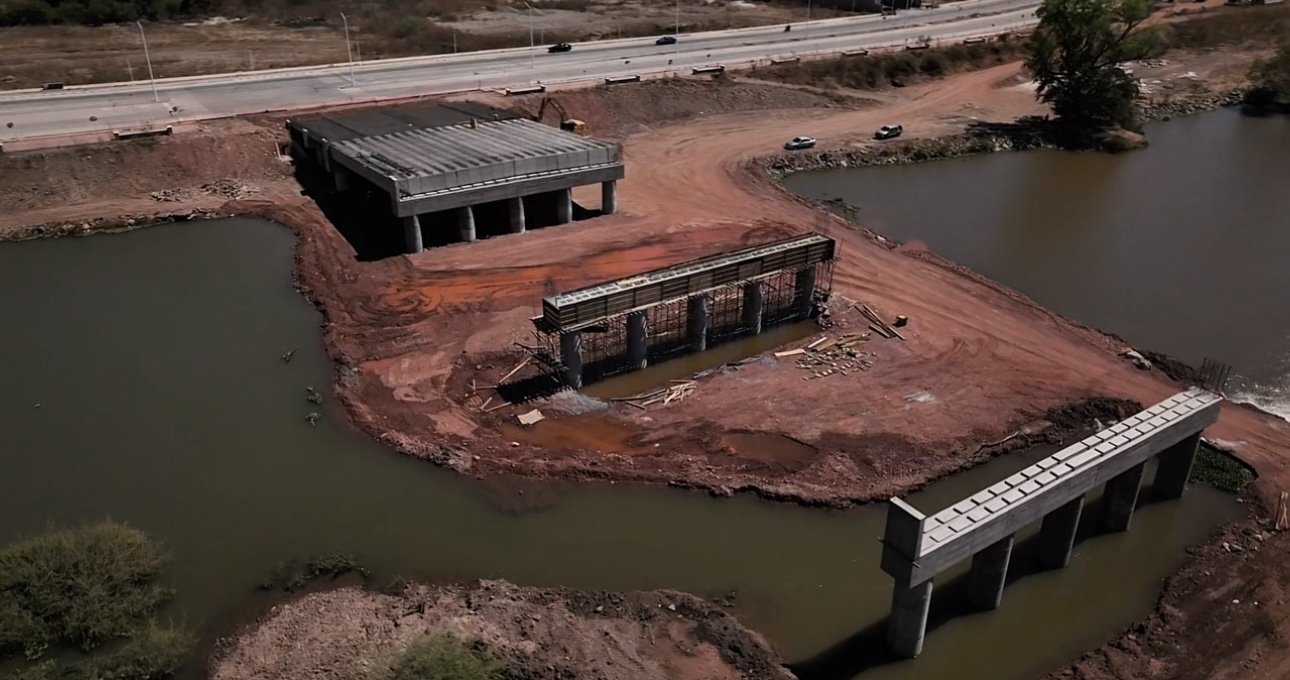 El gobernador Rubén Rocha Moya realizó una visita de supervisión a la construcción del puente vehicular sobre el río Humaya, que conectará el bulevar Enrique Sánchez Alonso con el bulevar Santa Fe. Esta obra, que actualmente presenta un avance superior al 60%, tiene como objetivo mejorar la movilidad en la zona norte de la ciudad y descongestionar las principales avenidas aledañas.