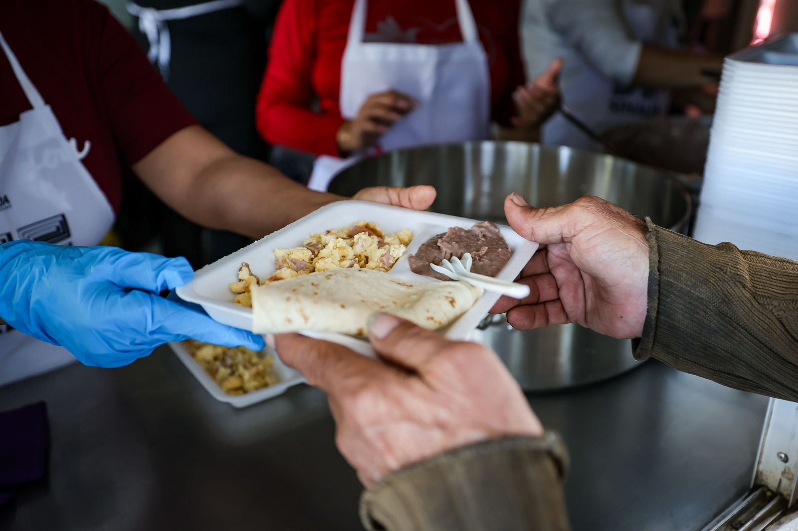el Sistema DIF Sinaloa ofreció alimento caliente y nutritivo a personas que permanecen afuera del Hospital Pediátrico de Sinaloa, a través de su Cocina Móvil, como parte de su compromiso con las familias que acompañan a sus seres queridos en momentos difíciles.