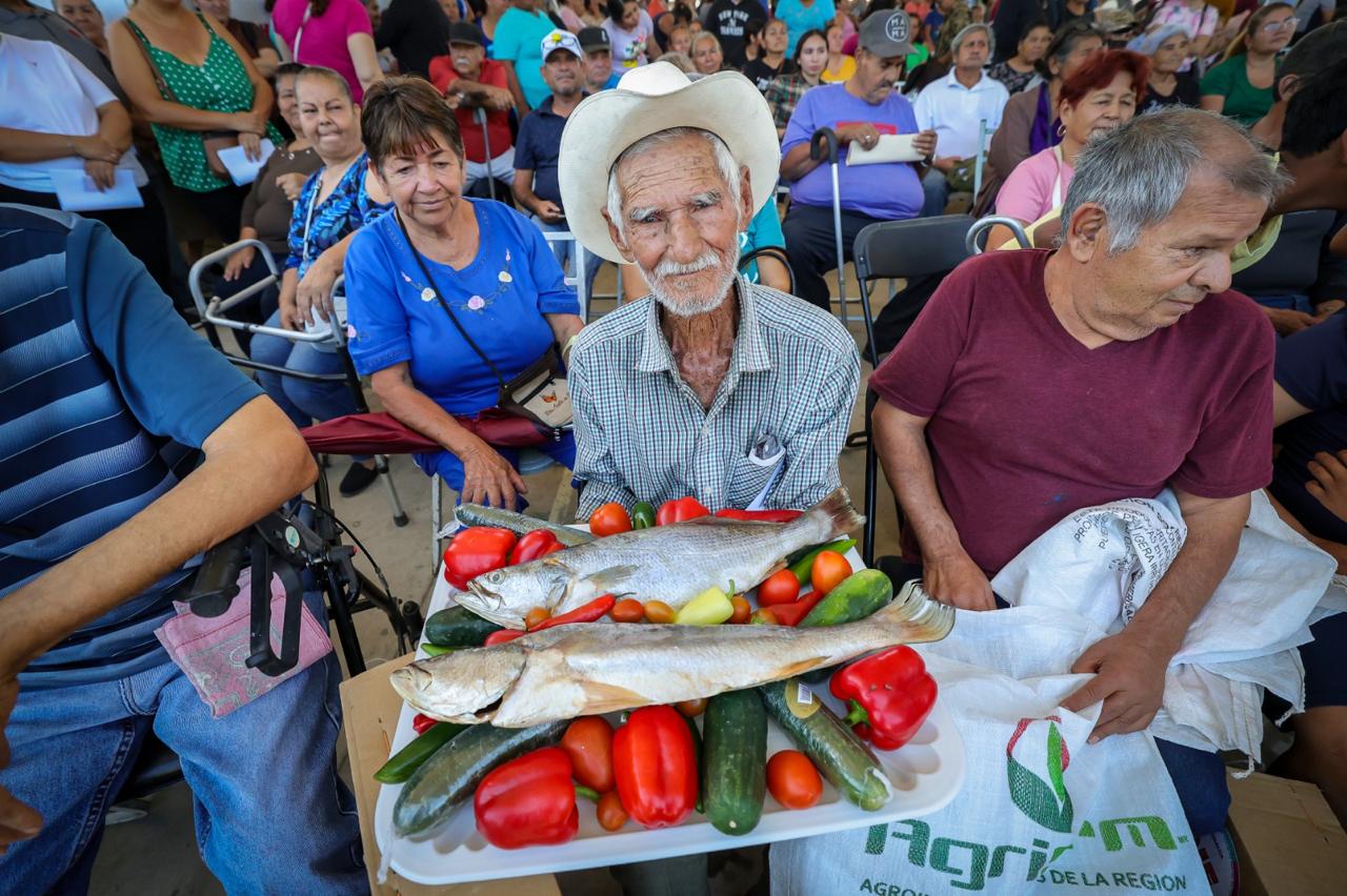 Sistema DIF Estatal y la Secretaría de Pesca iniciaron con la entrega de 15 toneladas de pescado que fueron donadas por la Federación de Producción Pesquera Acuícola y Servicios de Turismo de la Rivera de Sinaloa integradas por más de 15 cooperativa que se denominan “La Fuerza del Pescador”; junto con el pescado se está entregando directamente a las y los ciudadanos papas y legumbres donadas por el sector agrícola del norte de Sinaloa.