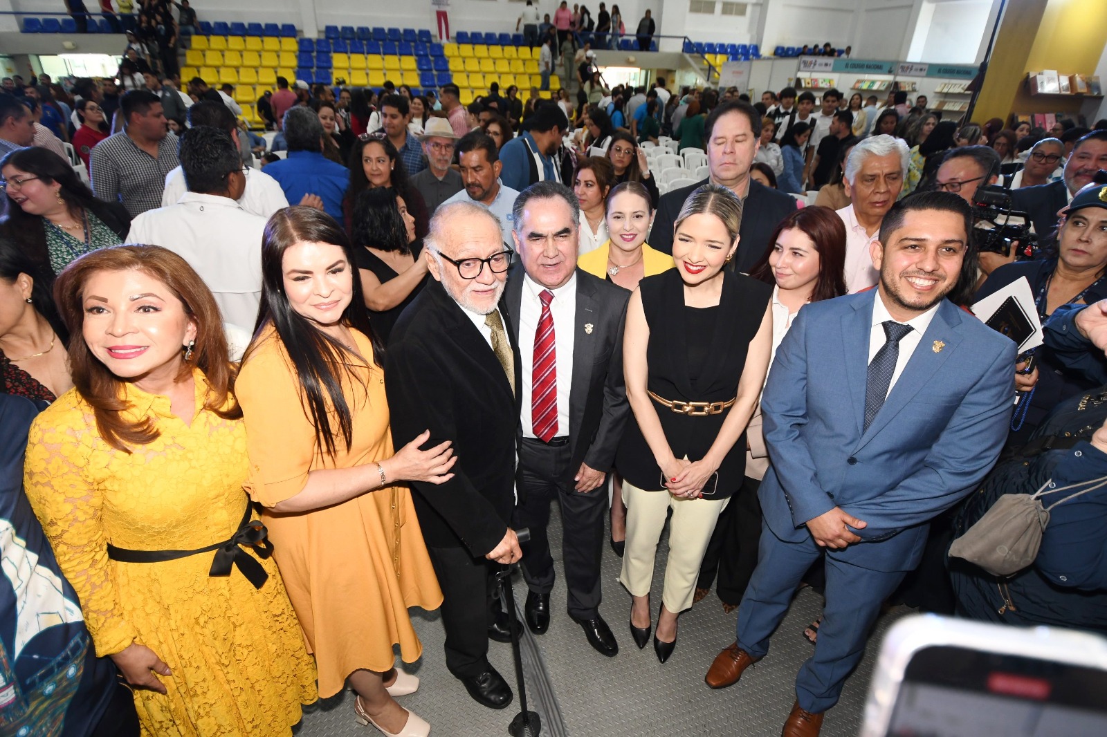 Con el lema “¡Ay, qué bonito es leer en Mazatlán!” y la presencia de universidades de Colombia, Perú, Ecuador, Chile, Costa Rica y México y la participación de 34 casas editoriales universitarias públicas y comerciales, la Feria del Libro de la Universidad Autónoma de Sinaloa (UAS), FeliUAS 2025, abrió sus puertas para reafirmarse como una de las más emblemáticas y tradicionales en el país, en esta edición con 54 presentaciones de libro, 17 talleres y 54 mesas de debate, conferencias y espectáculos infantiles.