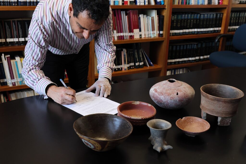 - Los bienes arqueológicos provienen de regiones como el occidente mexicano, Bajío, Golfo, Altiplano Central, Oaxaca y el área maya