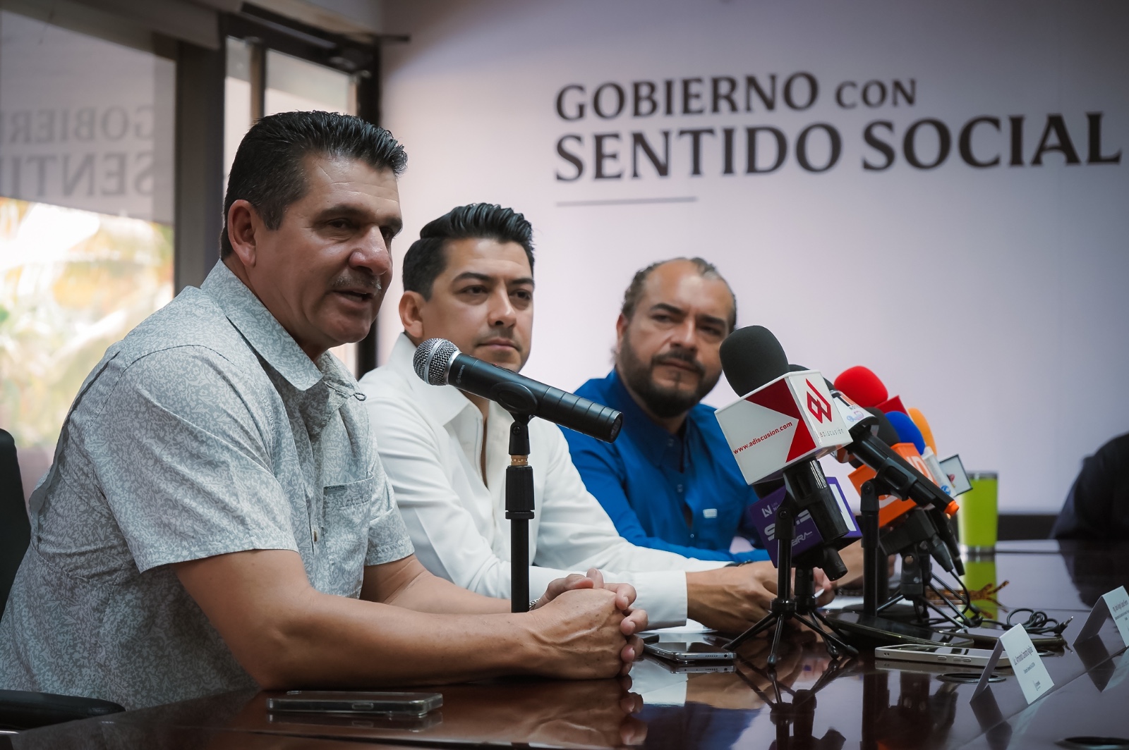 La Secretaría de Economía, en colaboración con ICATSIN, presentó el programa "Saber Hacer", que en su primera edición está dirigido a plomeros, carpinteros, herreros y electricistas, con el objetivo de reconocer, capacitar y dignificar estos oficios
