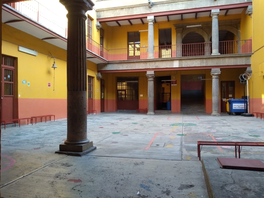 La Primaria "Miguel Serrano" es uno de los edificios más antiguos de la etapa colonial del Centro Histórico. Una placa recuerda que fue el lugar donde vivió La Malinche.