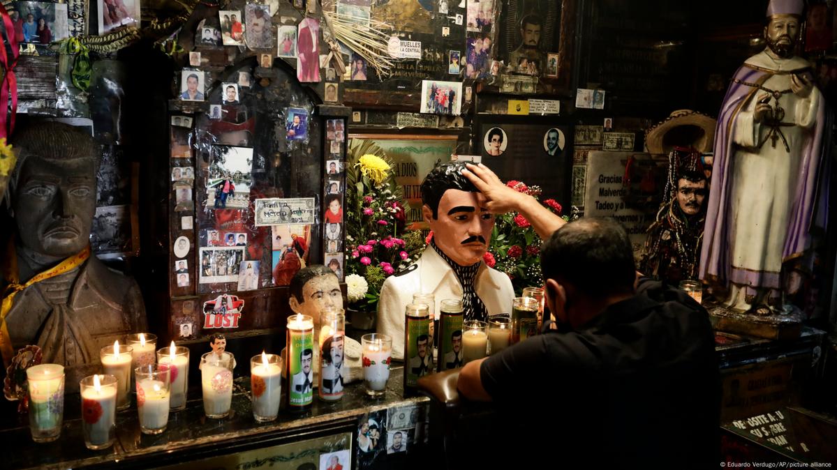 Los narcocorridos, las camisetas con capos famosos y las series sobre narcos forman parte de un fenómeno cultural masivo en América Latina