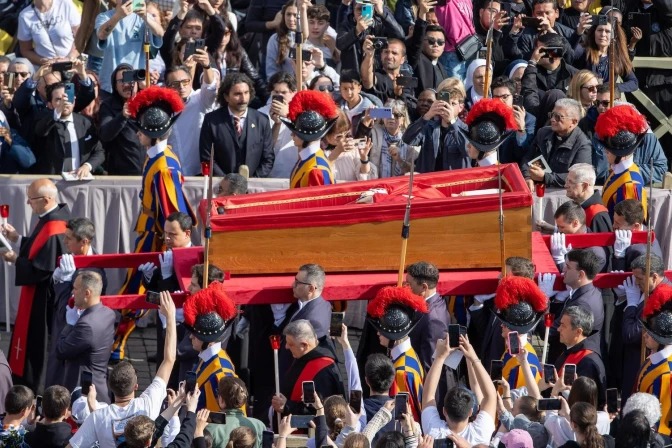 Con la muerte del Papa Francisco el lunes pasado, la Iglesia Católica ha entrado en un período de luto, que incluirá nueve días de Misas ofrecidas por el descanso de su alma, conocidas como los “Novendiales”.