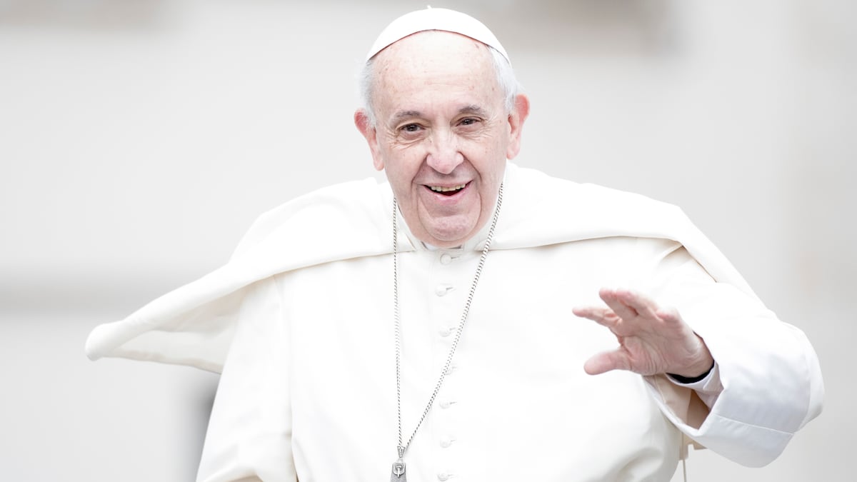 La elección del nuevo papa estará precedida de ritos y tradiciones que se han ido desarrollando a lo largo de los siglos, algunos de ellos remontándose a la antigua Roma, aunque otros han caído en desuso o han ido modernizándose.