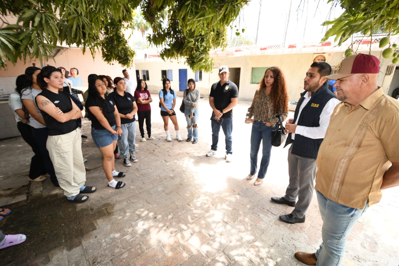 Con el firme compromiso de continuar apoyando a los moradores y moradoras de las Casas de Estudiantes que conforman la Universidad Autónoma de Sinaloa, se llevó a cabo una entrega de colchones a las dos casas estudiantiles que se ubican en la Unidad Regional Sur.