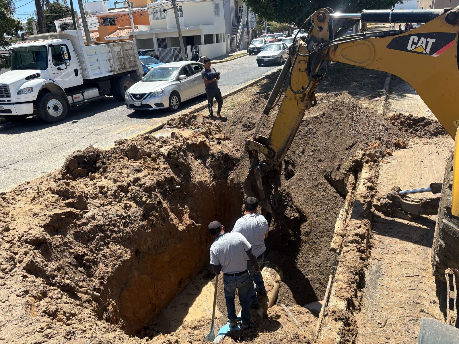 Gerencia de Operación de JUMAPAM controla la fuga y repara el daño en la línea de 14 pulgadas de diámetro