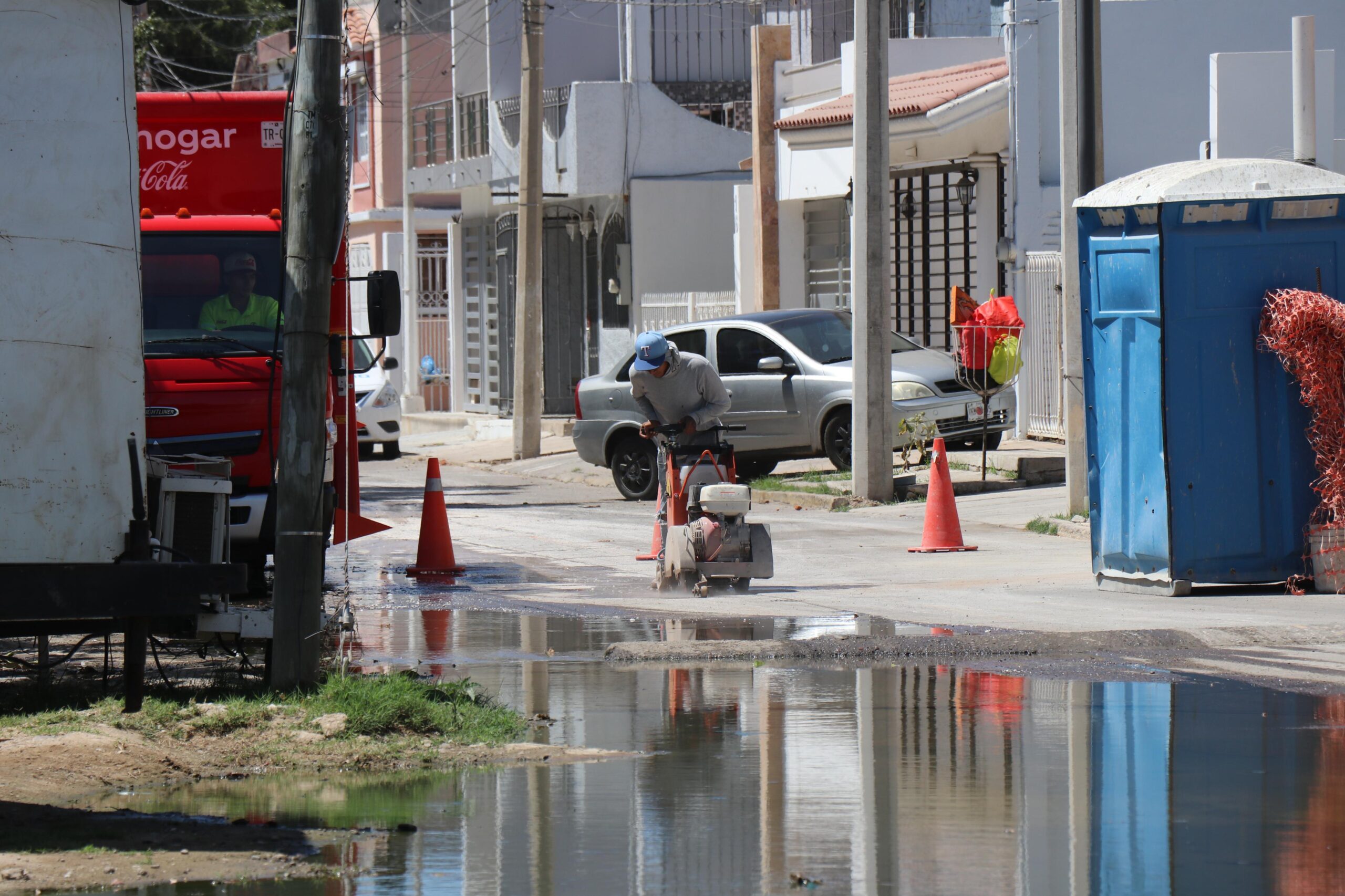 Luego de sondear la red, encontraron dos tramos colapsados, mismos que estaban causando el constante escurrimiento de aguas residuales