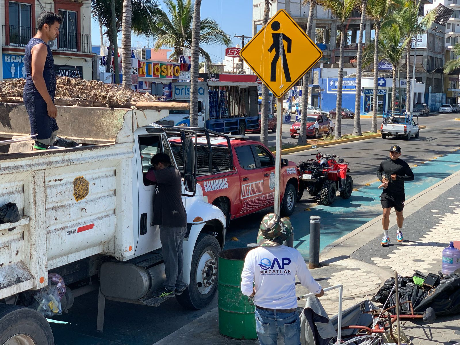 Protección Civil Municipal, en coordinación con Servicios Públicos del Ayuntamiento y Escuadrón de Rescate Acuático, llevan a cabo jornadas de limpieza en la zona de playas para que estén en óptimas condiciones durante el periodo vacacional 