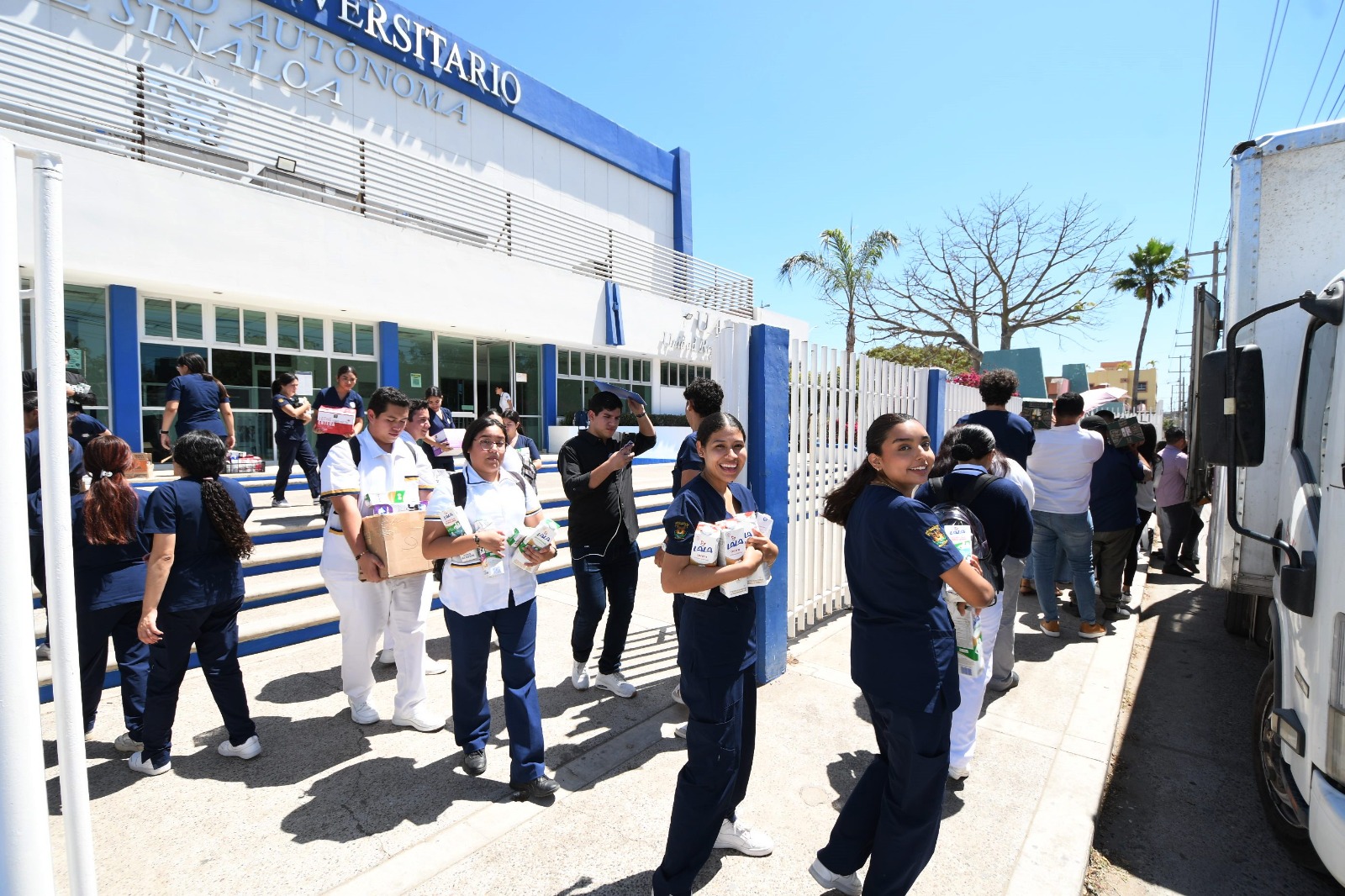 Promoviendo las labores altruistas en pro de la sociedad sinaloense, la Universidad Autónoma de Sinaloa, Unidad Regional Sur, se sumó a la campaña “Dibujando Sonrisas con Bigotes de Leche” organizado por el Banco de Alimentos de México (BAMX).