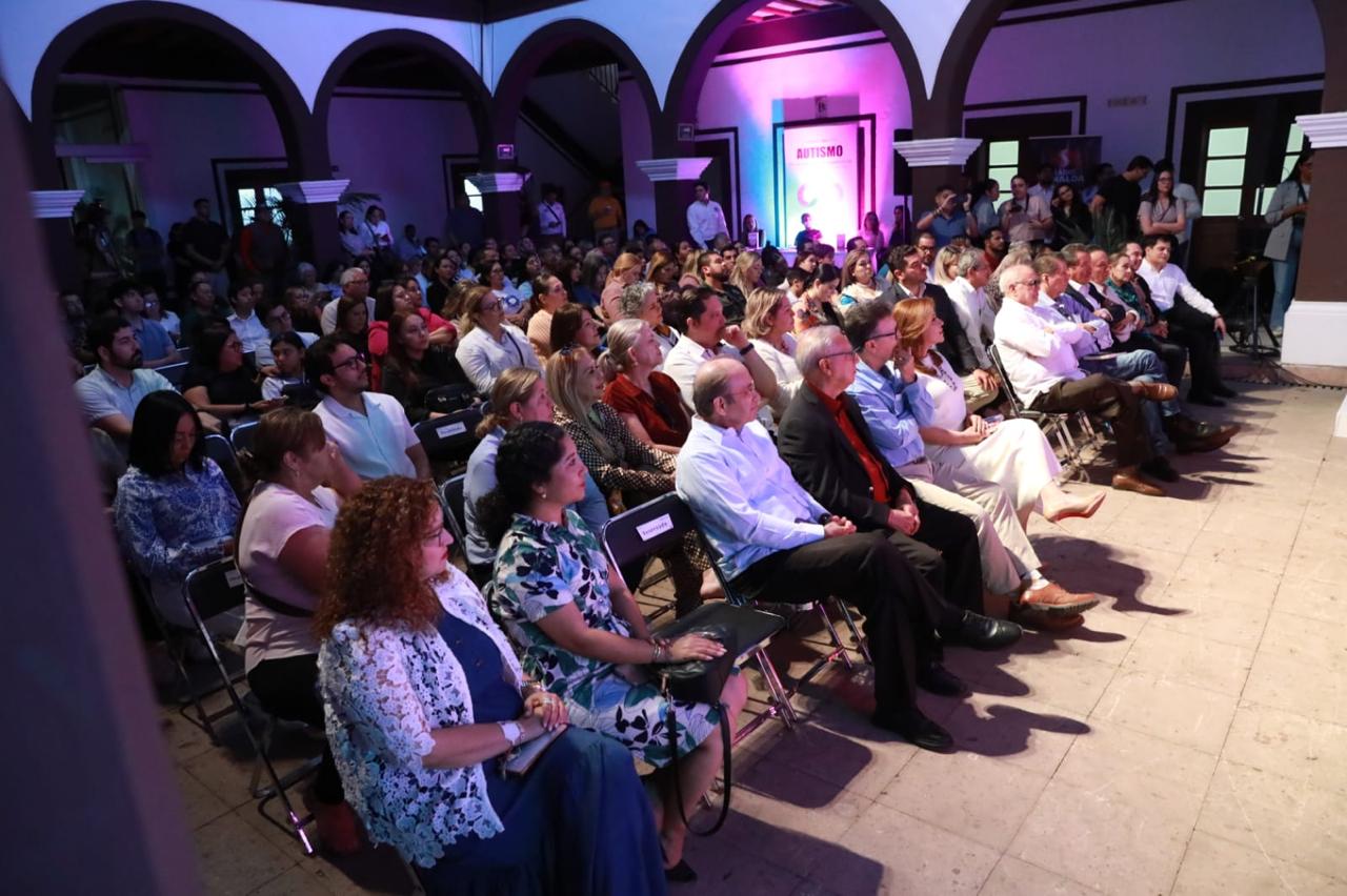 -	El mandatario estatal asistió a la presentación del libro “Autismo, de la bruma a la esperanza”.