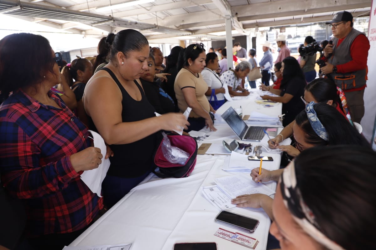  La Presidenta de Sistema DIF Sinaloa, Eneyda Rocha Ruiz, y el Director General de DIF Mazatlán, José Luis Gómez Núñez, reciben a las y los ciudadanos en la Escuela Primaria Democracia, de la colonia Urías  