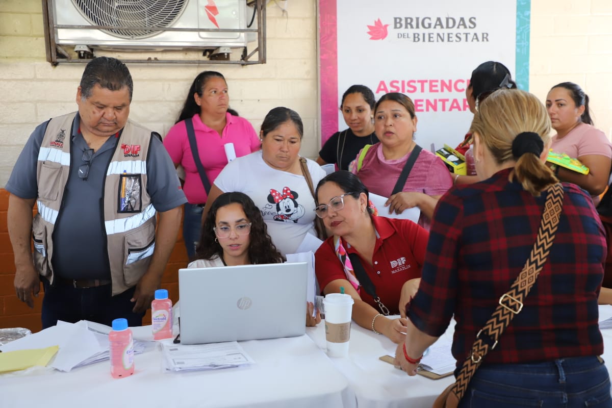  La Presidenta de Sistema DIF Sinaloa, Eneyda Rocha Ruiz, y el Director General de DIF Mazatlán, José Luis Gómez Núñez, reciben a las y los ciudadanos en la Escuela Primaria Democracia, de la colonia Urías  