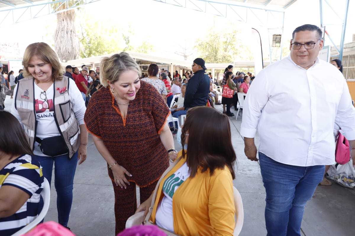  La Presidenta de Sistema DIF Sinaloa, Eneyda Rocha Ruiz, y el Director General de DIF Mazatlán, José Luis Gómez Núñez, reciben a las y los ciudadanos en la Escuela Primaria Democracia, de la colonia Urías  