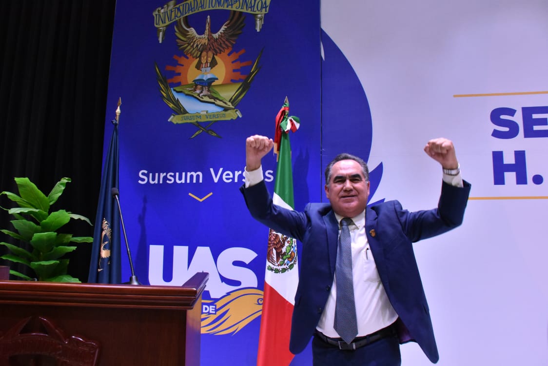 Entre gritos de algarabía y expresiones de apoyo el doctor Jesús Madueña Molina con un respaldo contundente de la comunidad universitaria, en una elección histórica, fue electo por un periodo más al frente de la Universidad Autónoma de Sinaloa (UAS), así lo ratificó el máximo órgano de Gobierno de esta institución, el H. Consejo Universitario en Sesión Extraordinaria.